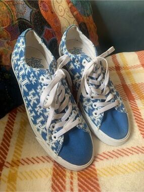 Row|One Kentucky Wildcats All Over Print Canvas Sneakers, Women’s 8, Men’s 6.5
